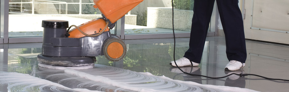 Mechanische Bodenreinigung mit professionellen Maschinen garantieren ein glänzendes Ergebnis.